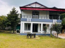 Farm House Seamless Comfort in Nature near Bhopal, hotel a Phanda