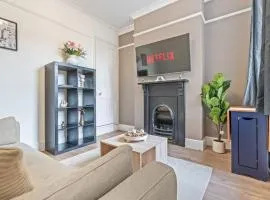 NEW! Sleeps 5 - Free Parking - Contractors