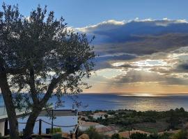 Villa-soleil-levant vue mer panoramique, hotel i Sari Solenzara