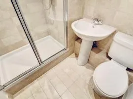 Budget Rooms in Central Flat