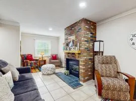 Cozy Split Townhome Sleeps 6 - Shared Pool - Gated