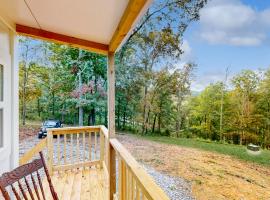 Charming Tiny Home Studio Sleeps 2 - Grill - Porch, hotel i Maynardville