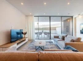 Seabreeze Residence - Luxury Poolside Oasis