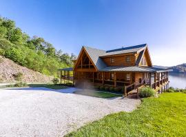 3-Story Lake Escape Sleeps 16 - Hot Tub - Pool Table, hotel em Elm Springs