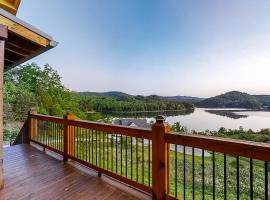 3-Story Lake Escape Sleeps 16 - Hot Tub - Pool Table, отель в городе New Tazewell