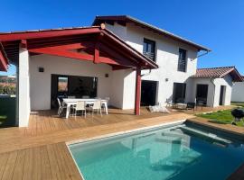 Maison Lumineuse Piscine Chauffée Près De Biarritz, Hotel in Arcangues