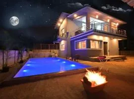 EMPYREAN STAY II LEONCINO VILLA II 4BHK II AC II LARGE POOL lI WIFI II BBQ