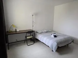 Chambre x 2 à 2 min à pied de la gare à 15 min de Disney et 20 min de Paris