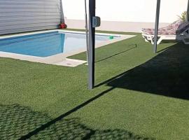 Lidia Rural House with Pool, BBQ and Children's Area, hotel en Utrera