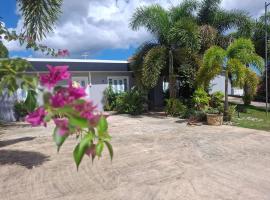 Spacious 2BR Apartment Retreat for 10 Guests, hotel em Pugnado Afuera