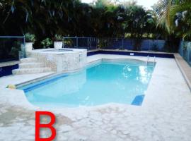 Spacious 2BR Apartment Retreat for 10 Guests, hotel em Pugnado Afuera