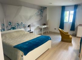 Chambre atypique, hotel in Domène