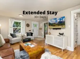 Shade Tree Bungalow in Old Town, Yard & Garage