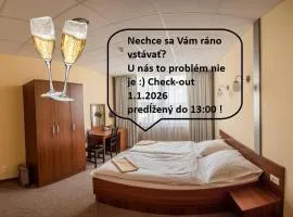 City Hotel B&B, reception 24 7, 800m od-from R1, free parking