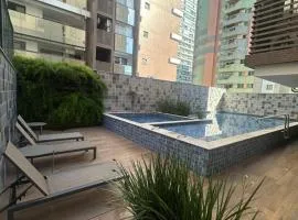 Apartamento com Piscina, Academia e 2 min da praia