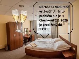 City Hotel B&B, reception 24 7, 800m od-from R1, free parking