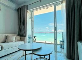 Stylish Beachfront Condo of Ocean and City, leilighet i Mount Lavinia