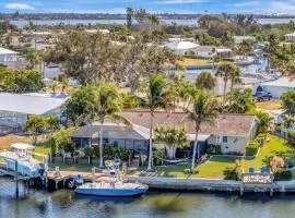 Cheerful Serenity - Luxury Waterfront Oasis