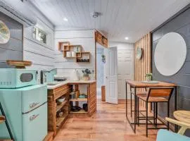 Peaceful Lake View Retreat Near Parks 10 Minutes to Downtown