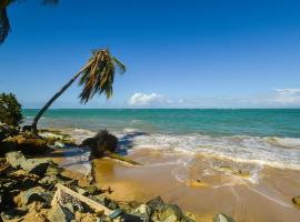 Steps to Community Beach Loíza Resort Condo, hotel en Loiza