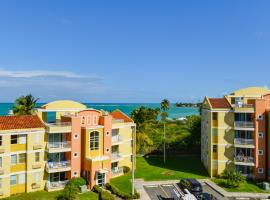 Beachfront Bliss Pool and Rooftop Lounge in Loíza, hotel v mestu Loiza