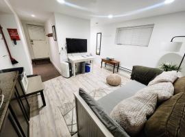 Small Private Studio at Kitsilano Beach, hotel in Vancouver