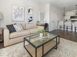 Landing Chic 1BD Clubhouse Pool