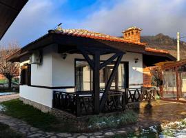 RhodoNest, Hotel in Bryastovo