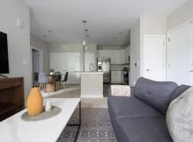 Landing Beautiful 1BD Pool Game Room