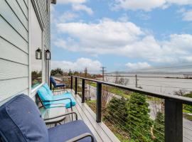 Astoria Home Base with River Views, 3 Mi to Dtwn!, hotel i Tongue Point Village