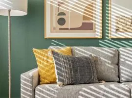 Landing Stunning 2BD Tennis Court Pool