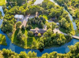 Private Island Fire Pit & Arcade, hotel a Rigby