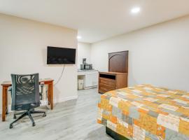 5 Mi to Pine Knob Pet-Friendly Studio Retreat, ξενοδοχείο σε Clarkston