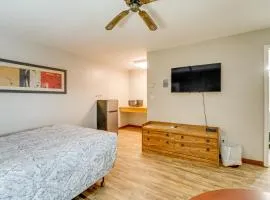 Pet-Friendly Studio Near Pine Knob Bring Skis!