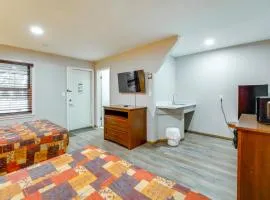 Ski, Explore, Bring Pets! Studio 5 Mi to Pine Knob