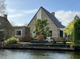 Ferienhaus Aan de Gracht - IJsselmeer, Hotel in Wervershoof