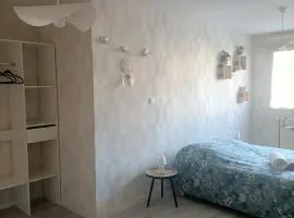 Chambre cosy , garage sécurisé pour deux-roues