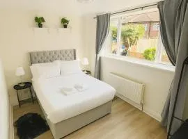 Newly Renovated 2-Bedroom Apartment