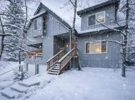 The Hidden Pines Mountain Home by Navigate Stays