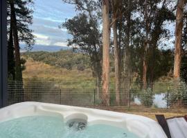 Corralitos में, होटल Secluded Lake Cottage with Hot Tub