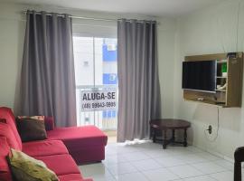 Apto espaçoso uma quadra do mar com garagem, hotel i Balneário Camboriú