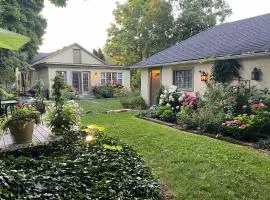 Modern French Cottage in Old Town The 506