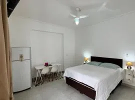 Suite 1 com Ar-Condicionado, TV, Wi-Fi e Geladeira