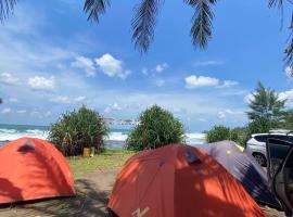 Glamour Camping Pantai Madasari، مكان تخييم في Bulakbenda