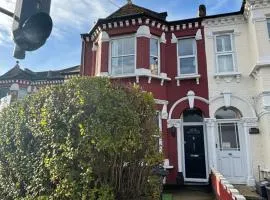 Spacious double room close to Wimbledon Park station, 20 min to central