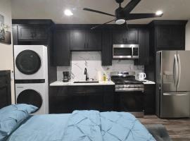 Cozy Tiny Home For 2 People Studio Type, khách sạn ở Norwalk