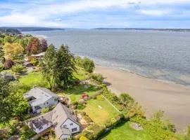 Colonial Bluff House Above the Sea by AvantStay