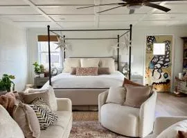 The Wing - luxurious king suite tiny studio home!