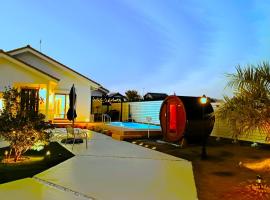 The White House, Hotel in Kujukuri