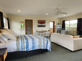 Avocado Orchard Retreat!, hotel i Katikati